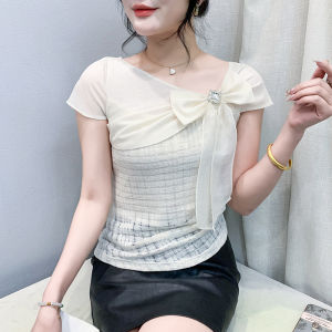 YIMEI เสื้อยืดสั้นโบว์คอวีแนวทแยงสำหรับผู้หญิง2025ฤดูร้อนเสื้อท่อนบนลายลูกไม้สีชมพูไม่ซ้ำใครและสง่างาม