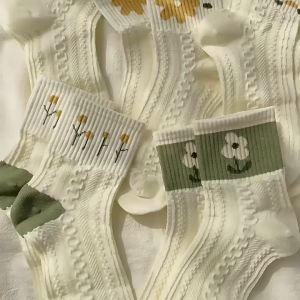 OFM-P578 Kaos Kaki Pendek Wanita Motif Bunga Hijau Emboss Korean Fashion / Kaus Kaki Korea / Kaos Kaki Wanita Aksen Bunga Soft Green Flower Socks Women Import