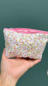 กระเป๋าใส่เครื่องสำอางลายดอกไม้ ตารางชมพู