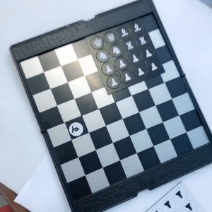 Gaya Pelindung Kulit Papan Catur Magnet Papan Catur Lipat High Quality Mini Pocket Magnetic Chess Set Gaya Magnet Yang Kuat Tidak Jatuh Travel Portable Wallet Cocok Bawa Saja