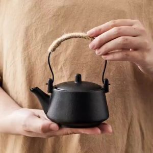 กาต้มน้ำชาสำหรับใช้ในบ้าน กาน้ำชาสไตล์ญี่ปุ่น กาน้ำชากังฟูสำหรับสำนักงาน กาน้ำชาเครื่องปั้นดินเผาสีดำสำหรับห้องนั่งเล่น กาน้ำชาเซรามิก