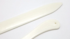 รองรับCOD！2ชิ้น ที่กรีดผ้าพลาสติก  กรีดกระดาษ ดันมุมแหลม งานฝีมือ DIY