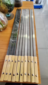 ที่เสียบบาร์บีคิว ไม้เสียบเคบับ ไม้เสียบบาร์บีคิว ไม้เสียบย่าง ผลิตจากสแตนเลสอย่างดีรุ่นหนา ก้านเสียบกว้าง 1.7ซม. ยาว 60 ซม. BBQ SKEWER