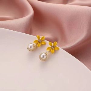 Yovela Anting Mutiara wanita baru dengan berlian dan bunga lima daun memakai anting wanita