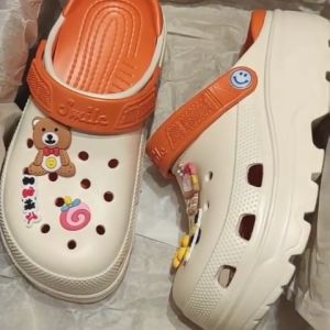 LHFriday ฮอตมาก🔥 รองเท้าแตะตัวการ์ตูน รองเท้าแตะแฟชั่นสีสดใส รองเท้าแตะทรงครอส รองเท้าดีไซน์ทรงหัวโตมีสายรัดส้น วัสดุยางนิ่มใส่สบายไม่แข็ง แถมฟรีตัวการ์ตูนน้องหมีติดรองเท้า คุ้มๆแบบนี้ไม่มีที่ไหนแล้ว🌏