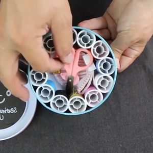 Set alat jahit kotak besi bulat dilengkapi dengan 12 warna benang set Kotak Benang