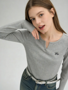 Gap | Embroidered V-Neck Long Sleeve T-Shirt