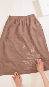 Chân váy thiết kế đơn giản dễ phối với chất liệu Đũi Vân Mây mộc mạc và mềm mịn CV4Y1017 Thương hiệu Thiều Hoa