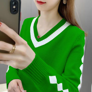 เสื้อคอวีฤดูใบไม้ร่วงและฤดูหนาวสำหรับผู้หญิงเสื้อไหมพรมแขนยาวใส่ด้านนอกแบบใหม่ปี2023เสื้อตัวในผ้าถักลายทางสวมหัวแบบสั้นทรงหลวม