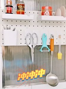 Bảng Pegboard kim loại kèm phụ kiện khay và móc để đồ đa năng kệ dán tường không cần khoan đục - GM170