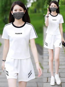 ชุดกีฬาผู้หญิงลำลองฤดูร้อนปี 2025 ชุดสองชิ้นแขนสั้น กางเกงขาสั้น เสื้อผ้าทำงานสไตล์ยุโรปและอเมริกัน