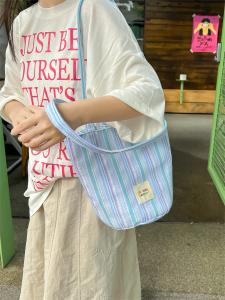 กระเป๋าผ้าใบลายทางสีสดใสความจุขนาดใหญ่สำหรับเดินทางไปโรงเรียน กระเป๋าสะพายไหล่ข้างเดียวสำหรับผู้หญิง กระเป๋าผ้าใบ Jane Beauty ลายทางสีสดใส