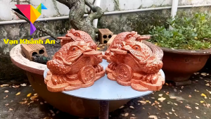 Cóc Thiềm Thừ Ngậm Tiền Phong Thủy Tài Lộc - Tượng Trang Trí Phong Thủy - Quà Tặng Gỗ Lưu Niệm Ý Nghĩa Độc Đáo - Gỗ Decor - Vật Phẩm Phong Thủy Để Bàn