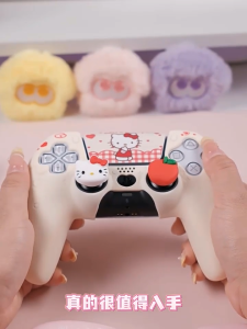 Bộ bọc bảo vệ tay cầm kèm cặp nút bọc Analog và touchpad GeekShare Hello Kitty giảm trơn trượt cho PS5