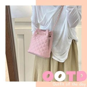 NQshop พร้อมส่งในไทย กระเป๋าสะพายแฟชั่นผู้หญิง เป็นงานมาใหม่ ทรงบักเก็ต สีสันสวยงาม เข้ากับทุกการแต่งกาย งานดีแบบนี้ไม่ควรพลาด