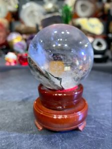 clear quartz sphere #新山水晶店 #johorbahru #crystal #sslive净体球👍🙌💯天然白水晶球  带有原生天然矿晶✅ 🆓附送底座  球径diameter: 6cm  重weight: 0.27kg 含底座高hight: 9cm  📍Johor Bahru 区可自行取货或邮寄服务