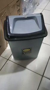 Tempat Sampah Tutup 10 Liter Abu Metalik Panda Star / Tempat Sampah Goyang