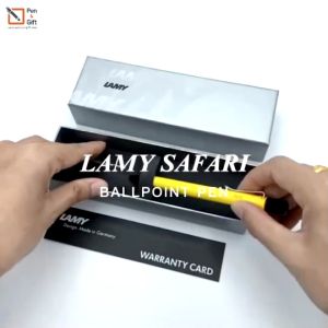 ปากกาสลักชื่อ ฟรี LAMY ลูกลื่น ลามี่ ซาฟารี สีเขียว เหลือง แดง ชมพู น้ำเงิน ขาว ดำด้าน ดำเงา ของแท้ 100% ปากกา Lamy ปากกา Lamy แท้ - Engraved Personalized LAMY Safari Ballpoint Pen [ปากกาสลักชื่อ ของขวัญ Pen&Gift Premium]