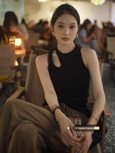 American Style Short Sleeve Shoulder Bared Vest Womens Fashion Casual Inner Wear Black Mini Tank Top for Winter Season