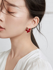 ต่างหูดอกไม้ผ้ากำมะหยี่สีแดง ดีไซน์ฝรั่งเศส ต่างหูฤดูใบไม้ร่วง/ฤดูหนาวสำหรับผู้หญิง เครื่องประดับแฟชั่นระดับไฮเอนด์