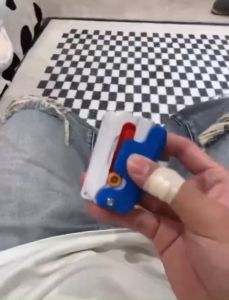 Dao cà rốt mini dao nhựa đồ chơi dao cà rốt 3D dạ quang dao cà rốt tẩy giải tỏa stress độc lạ - Life Style 4U