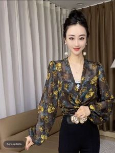 เสื้อเชิ้ตผู้หญิงแขนยาวลายดอกไม้ฤดูใบไม้ผลิปี 2025 ทรงเข้ารูปสไตล์วินเทจ กระโปรงสั้นผูกโบว์เอวสุดเก๋ไก๋