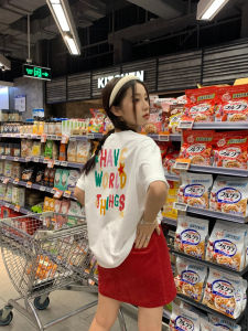 Rimi Yamashima ดีไซน์ ตัวอักษรสีสันสดใส ผู้หญิง ผ้าฝ้าย เสื้อยืด หลวม แขนสั้นพอดี หลากหลาย สีขาว เสื้อท่อนบน ฤดูร้อน สวมใส่ทุกวัน