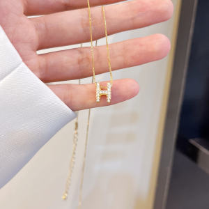 Elegant Letter H Necklace for Women Glittering Diamond Pendant Sweet Fresh out Fashion Jewelry Alloy Box Chain Fresh Produce