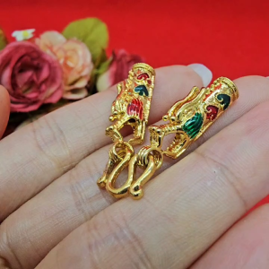 อะไหล๋หัวจรวดสีทอง ลายมังกรลงยาพร้อมตะขอตัวเอ็ม ขนาด 0.6x2.5 cm แพ็คละ 1 ชุด อุปกรณ์ diy สำหรับใส่สร้อย ดีไซน์สวยงาม