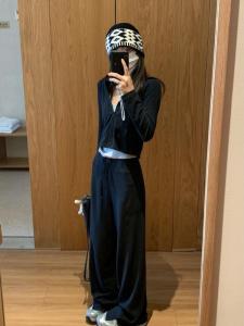 ชุดกีฬาลำลองสำหรับผู้หญิงในช่วงฤดูร้อนปี 1992 ทรงตรงสบายๆ ทรงเข้ารูป กระโปรงสั้น ผ้าฝ้ายผสมโพลีเอสเตอร์