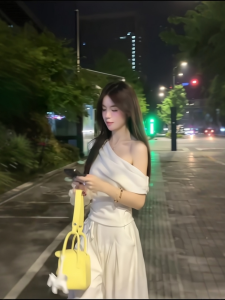 VKSOD | ชุดสองชิ้นสไตล์เกาหลีสำหรับฤดูร้อนปี 2025 คอกลมแขนสั้นสีขาวไหล่ข้างเดียว กางเกงขายาวเอวสูง แฟชั่นสบายๆ