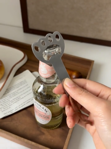 Stainless Steel Cat Claw Shaped Beer Bottle Opener with Wood Handle Cute Opener Wooden Handheld for Pop Can Soda Can Bottle Openers Cider Bottle Opener Gift for Kitchen Party Home