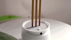 Claire ชุดธูป LED แบบชาร์จ สีขาว สูง 22 ซม. + เชิงเทียน LED แบบใส่ถ่าน สูง 22 ซม.เหมาะกับหิ้งพระเล็ก