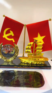Cờ Việt Nam gắn xe ô tô trang trí bàn làm việc tặng tinh dầu nước hoa và thảm cao su chống trượt