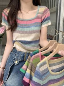 เสื้อยืดแขนสั้นคอเหลี่ยมลายทางสีรุ้งสำหรับผู้หญิง ทรงเข้ารูป ผ้าไหมน้ำแข็ง ทรงเข้ารูป แฟชั่นฤดูร้อน 2025 เสื้อแขนสั้นผ้าไหมน้ำแข็ง