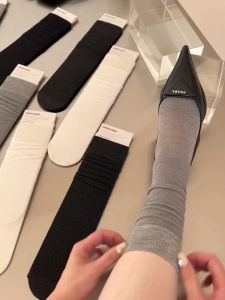 กระเป๋าถือ Miu สีเทาหรูหราสําหรับผู้หญิงพร้อมเอฟเฟกต์ขากระชับสัดส่วนสไตล์อเนกประสงค์สําหรับกีฬากลางแจ้งและการใช้งานแบบลําลอง