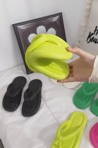 รองเท้าผู้หญิง รองเท้าแตะหูหนีบ สไตล์เกาหลี อินเทรนด์ สวมใส่สะดวกสบาย รุ่น มินิมอล รองเท้าหูหนีบ รองเท้าแตะเกาหลี วัสดุEVA สีสวย (พร้อมส่ง)