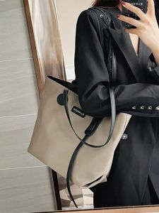 กระเป๋าถือทรงสี่เหลี่ยมแข็งขนาดใหญ่สำหรับผู้หญิง กระเป๋าใส่โน้ตบุ๊กแบบสะพายไหล่ข้างเดียว กระเป๋าถือแบบหนัง PU สีน้ำตาล