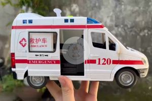 Đồ Chơi Ô Tô Mô Hình Xe Cứu Thương Cho Trẻ Em Mở 5 Cửa Có Đèn Âm Thanh Kèm Người và Cáng