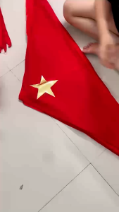 Khăn choàng cờ đỏ sao vàng nhũ da Việt Nam có size trẻ em và người lớn Phù Hợp Mọi Lứa Tuổi