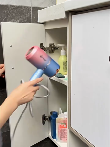 ที่เก็บไดร์เป่าผม อเนกประสงค์ ที่วางหวี ที่วางโทรศัพท์มือถือ ดูซีรีส์ แขวนไดร์เป่าผม