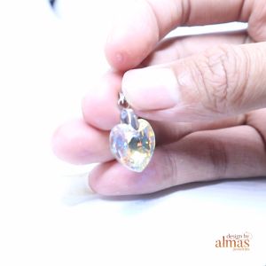 Liontin Hati Perhiasan: Desain Elegan untuk Wanita