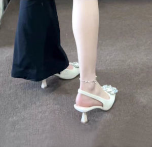 รองเท้าส้นสูงหัวแหลมแบบสวมหัวประดับคริสตัลสไตล์ฝรั่งเศส รองเท้าส้นเดี่ยวแบบสวมหัวสำหรับใส่ไปงานปาร์ตี้ในฤดูใบไม้ร่วงและฤดูหนาว