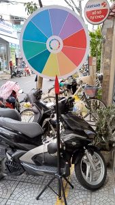 Vòng quay khổng lồ kêu tạch tạch 10 ô trúng thưởng may mắn làm event giảm giá trò chơi quà tặng giáo cụ dạy học