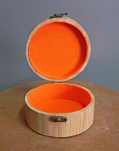 Hộp gỗ tròn lớn đựng đồ linh tinh trên bàn làm việc 13cm x 7cm.