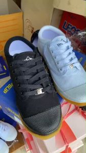 รองเท้าผ้าใบฺBreakerฟุตซอล/BK-4พื้นยางantislip/มีสีขาวและดำsize39-45**มีบิลให้ทุกคู่**