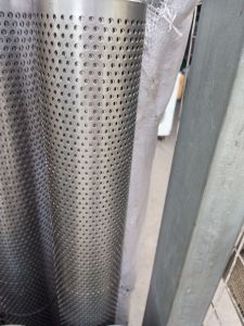 (Tấm 2mx1m dày 4.5zem) Tôn dầu đục lỗ lưới ruồi lỗ 4 li6 li8 li dày 4.5zem