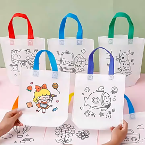 【SG STOCK】DIY Doodle Bag (includes 6 markers) — Ideal for childrens birthday party favors Childrens Day gifts and arts & crafts activities.