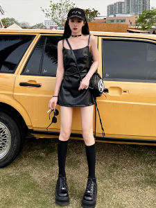 ชุดเดรสสั้นผ้า PU สีดำเซ็กซี่สำหรับฤดูร้อน ชุดเดรสสั้นผู้หญิง ทรงเอ แขนกุด คอวี ทรงเอ ทรงเอ ทรงเอ
