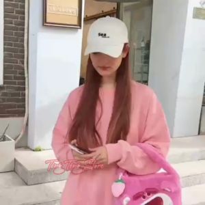 Túi xách gấu dâu có khóa kéo dễ thương kèm charm trái dâu mẫu mới _ Ting Ting
